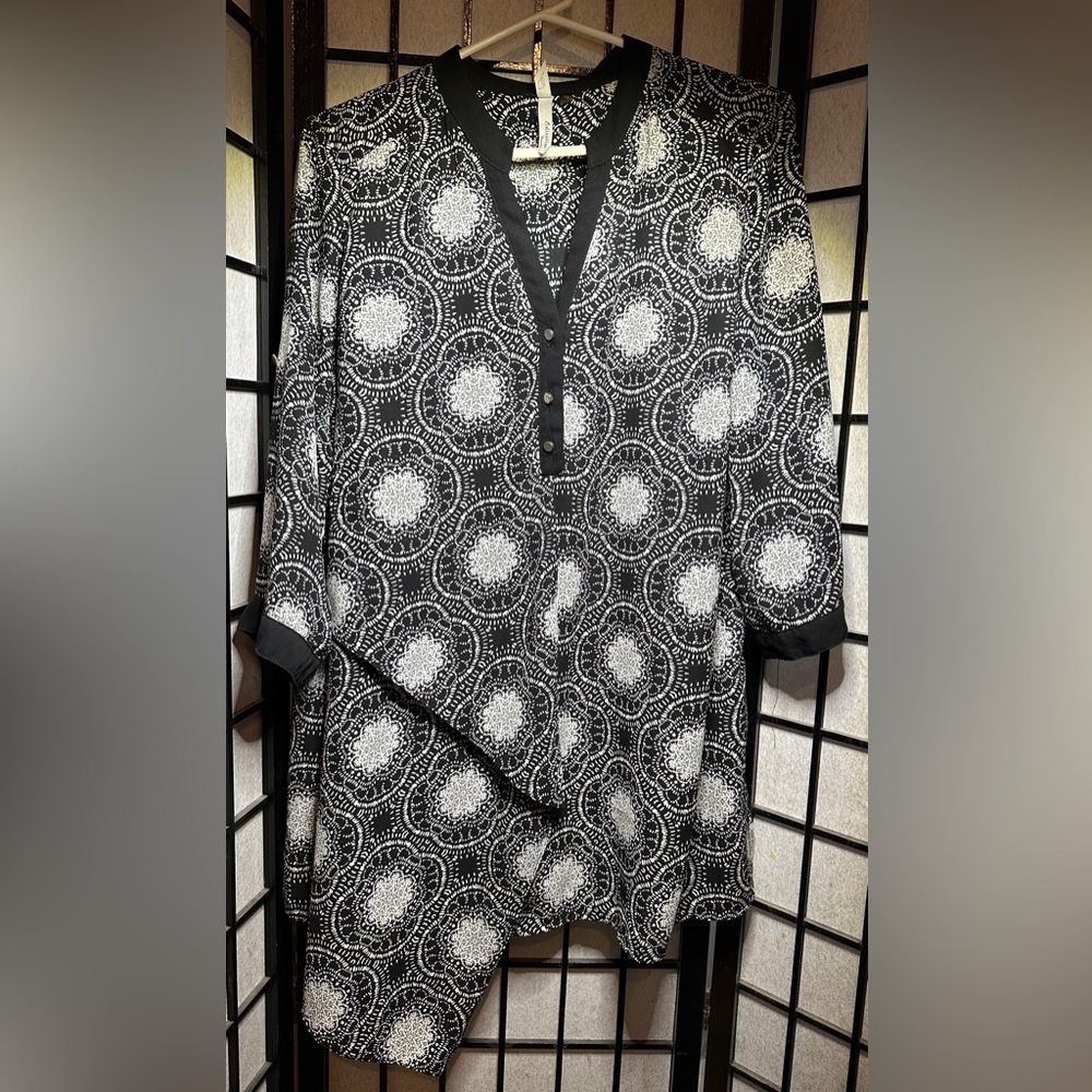 NY COLLECTION ASYMMETRICAL GEOMETRIC PATTERN BLACK AND WHITE KIMONO NECKLINE TOP